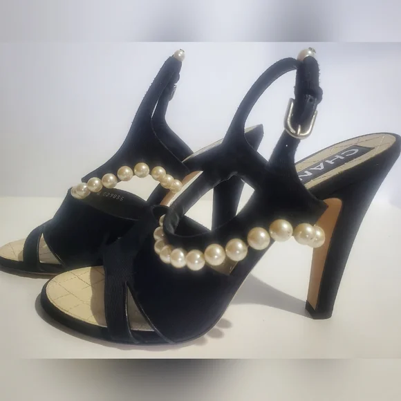 CHANEL Black Sandals Elegant Design - Picture 3 of 7
